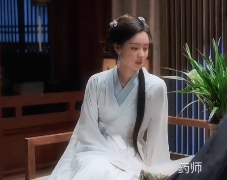 陈都灵这波淡妆造型真的绝了！素到极致反而美得惊心动魄，一颦一笑都自带仙气，完全就