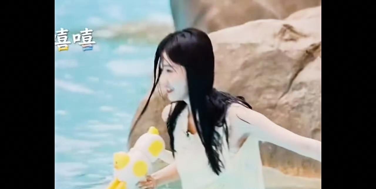 #白鹿奔跑吧鲨系甜妹秒变湿身菠萝#笑不活了！《奔跑吧》里白鹿的水上挑战简直是大型