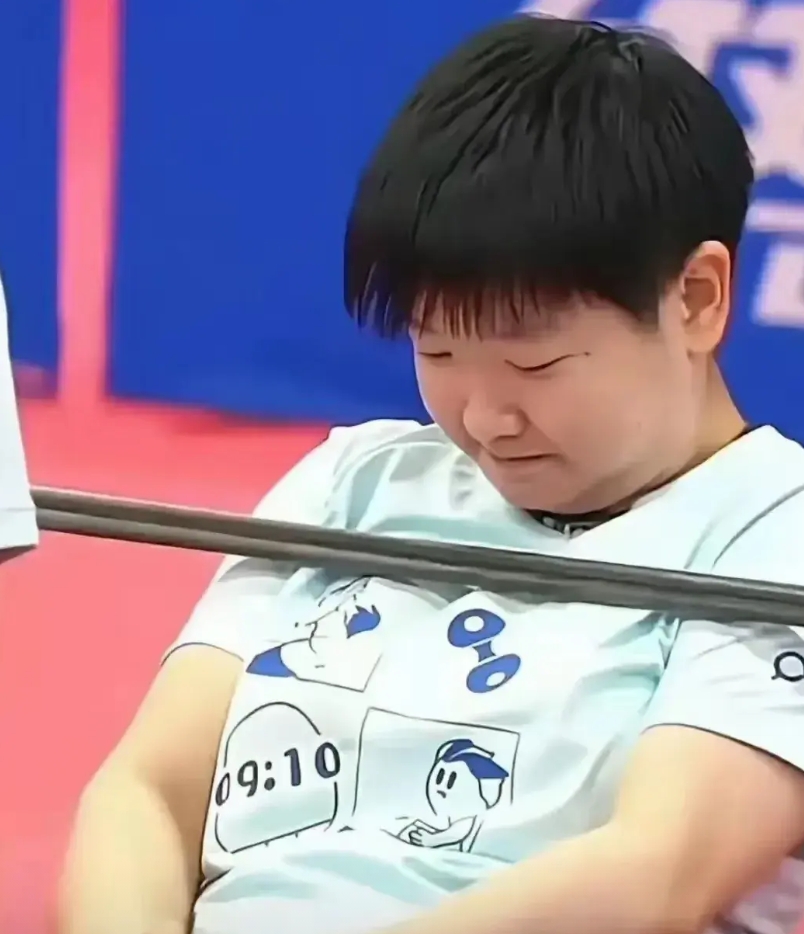 为什么孙颖莎这两年成绩越来越差了，因为人变胖了，而且是肉眼可见的变胖，就连双下巴