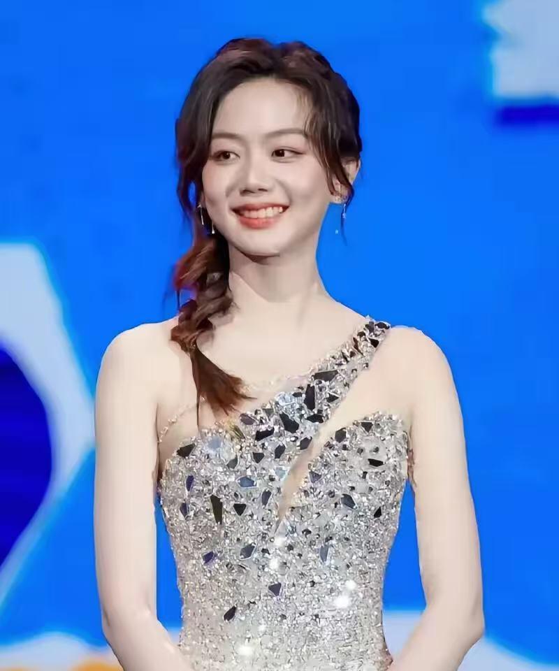 特意去查了一下许嵩女朋友冯禧，
从重庆姑娘到中传学霸，再到国民综艺主持人、最后和