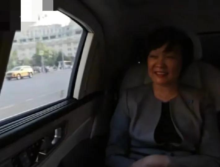 普京与安倍昭惠，好上了？普京又是送花，又是送车！还是自己的豪华座驾！安倍昭惠收到