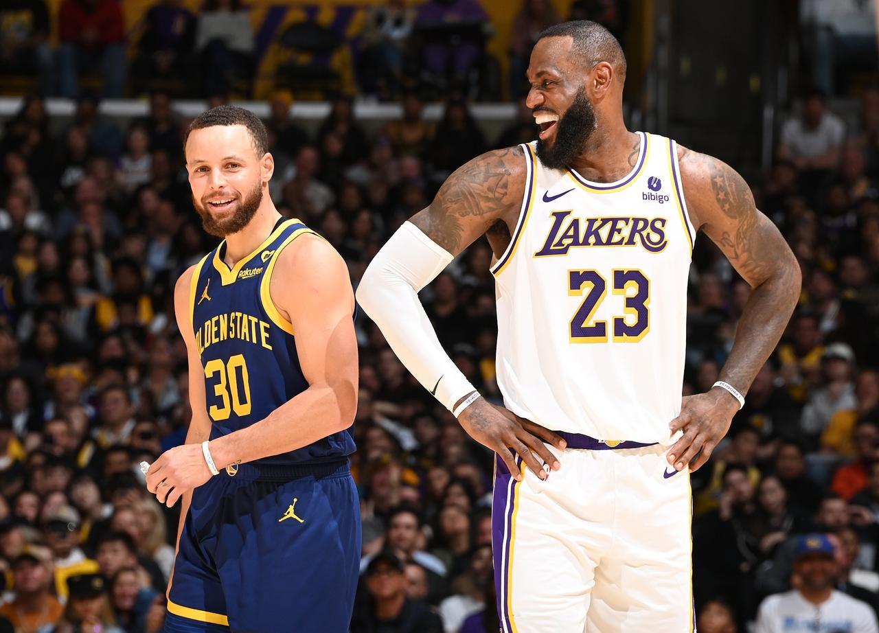 美媒：詹姆斯得分纪录和库里三分纪录，哪个会先被打破？
詹姆斯总得分：41924