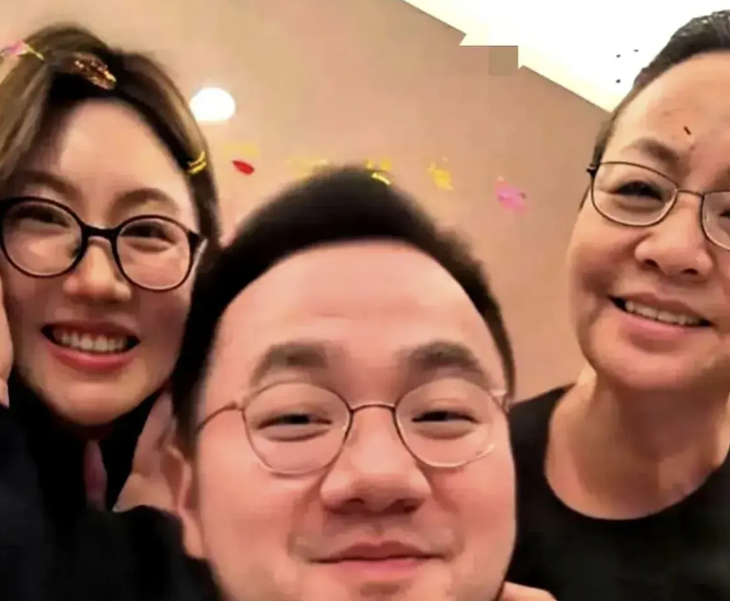 不要随意诋毁别人，尤其是在网上或者是大庭广众之下，其实你诋毁的不是别人，正是你自