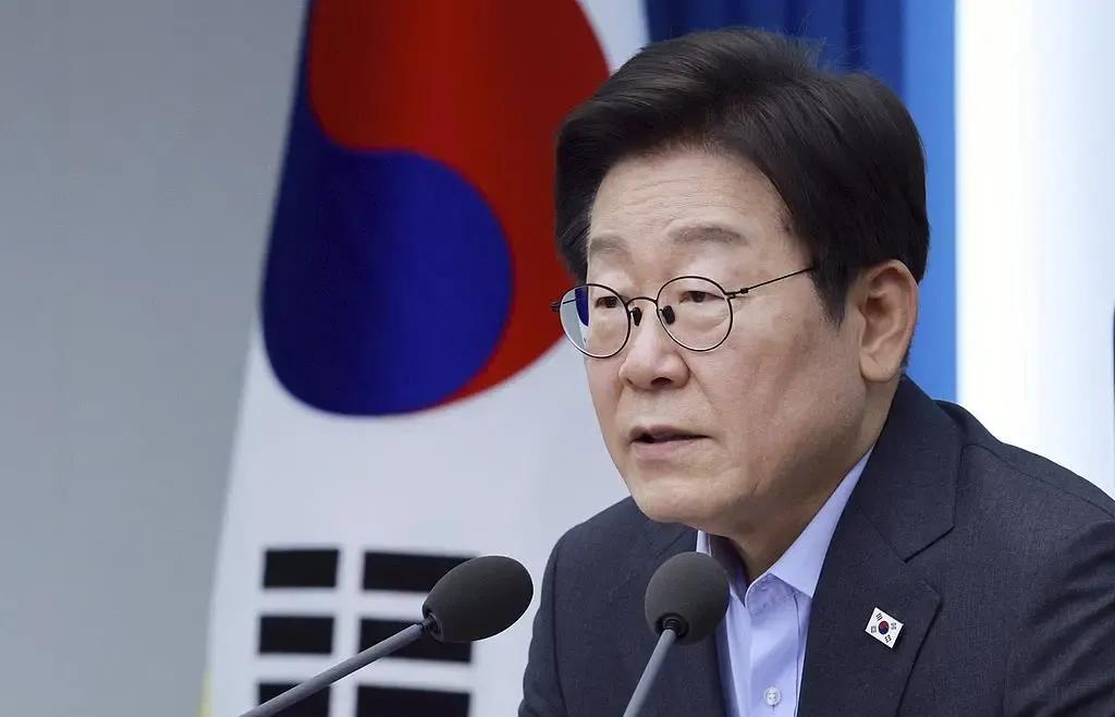 韩国选择了屈服！
美韩贸易协议完成，内容就是韩国选择了下跪，全面服从美国，家底都