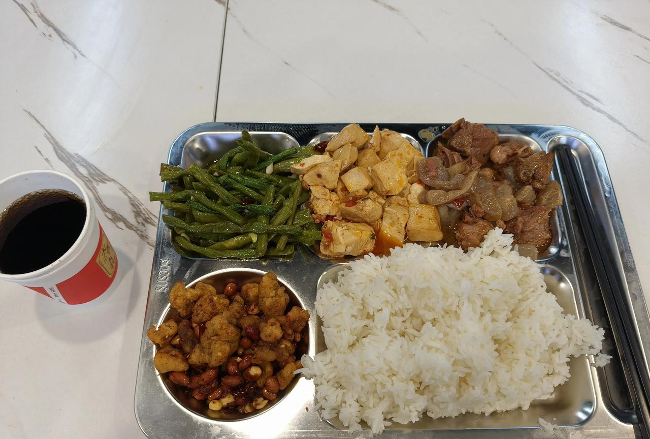 今天上海滩天气晴朗了，下午我又来到春沪湘自助快餐店吃午餐，每隔几天我就想来这家店