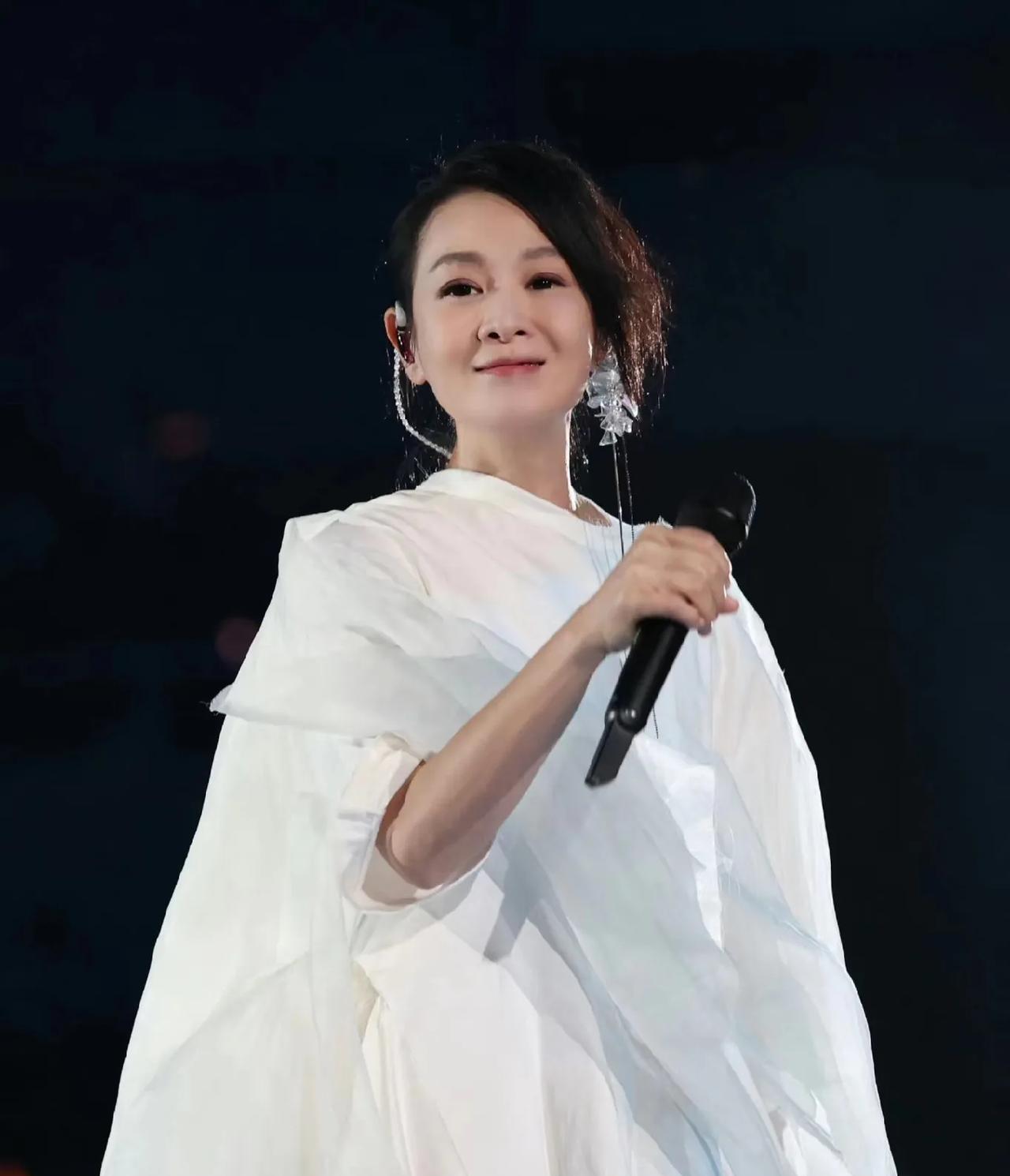 刘若英真是太难了
明明不是她的错
却要发布声明道歉，事情就是因为在演唱会的时候，