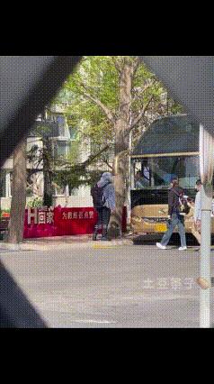 清明节，国家队也没放假。
新鲜的小莎，下午三点搭乘班车去训练。感觉国家队的管理比