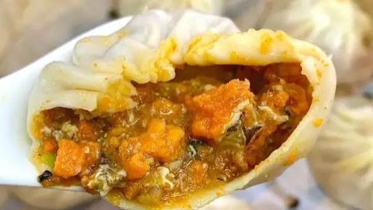 重庆蟹粉小笼包，一口咬下麻辣鲜香四溢！