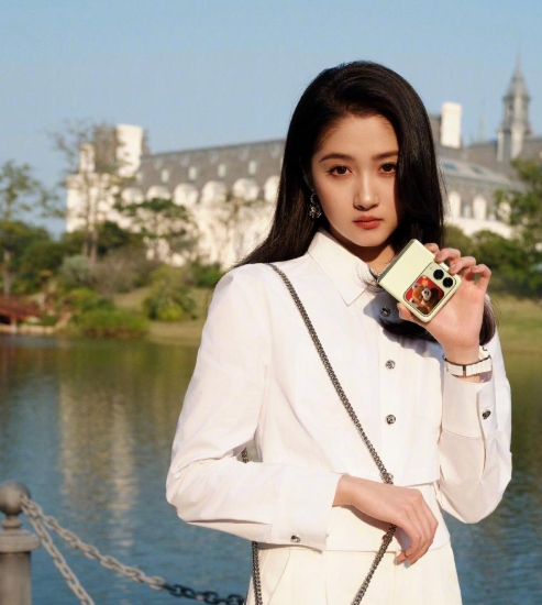 关晓彤近照！
越来越年轻了，简直逆生长，看着像个少女