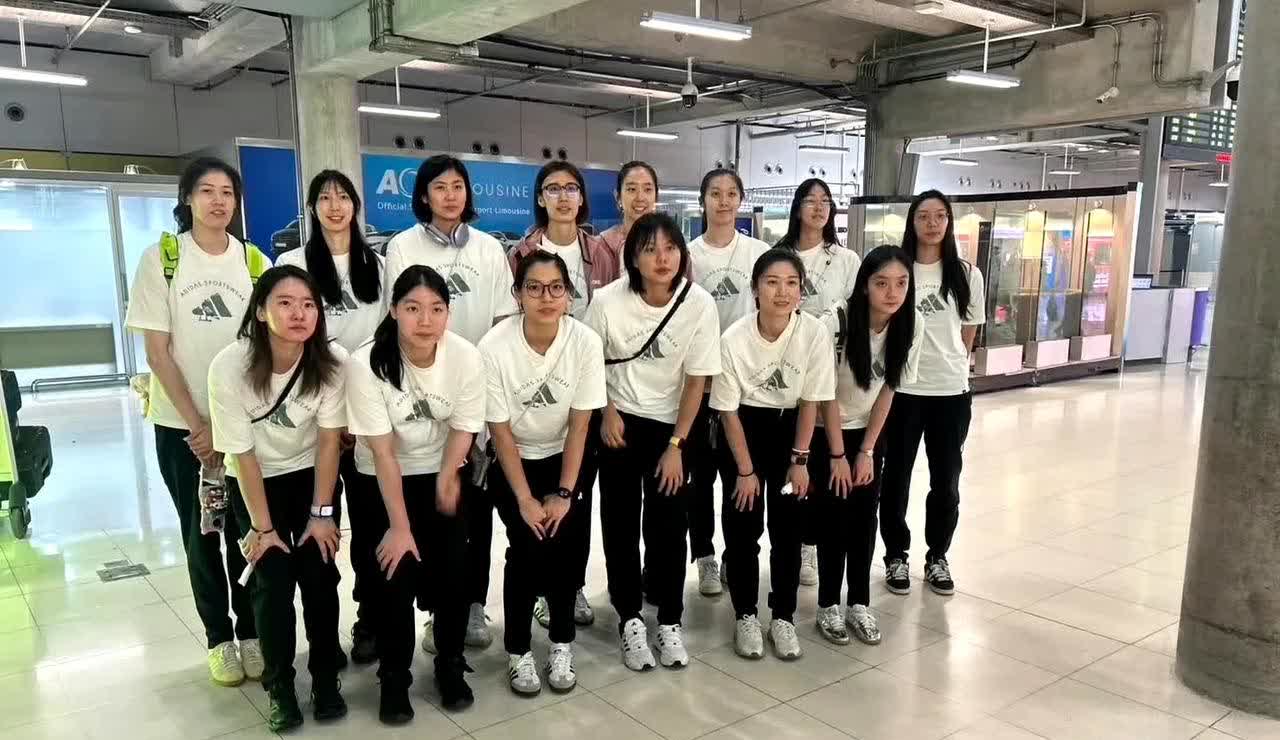 中国女排已经顺利抵达泰国。此次是包机前往泰国，虽然也是狭小拥挤的空间，但也算是享