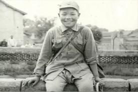 1942年，16岁的八路军小战士宋双来，在送信回去途中，遭遇了日伪军的骑兵。情急