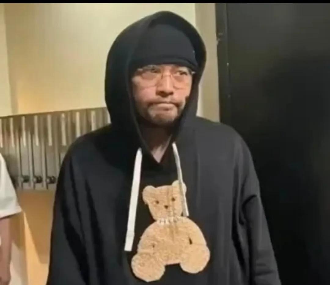 周杰伦的妻子应该都心疼的要哭了，有网友偶遇周杰伦，穿着黑色休闲卫衣，看他佝偻着背