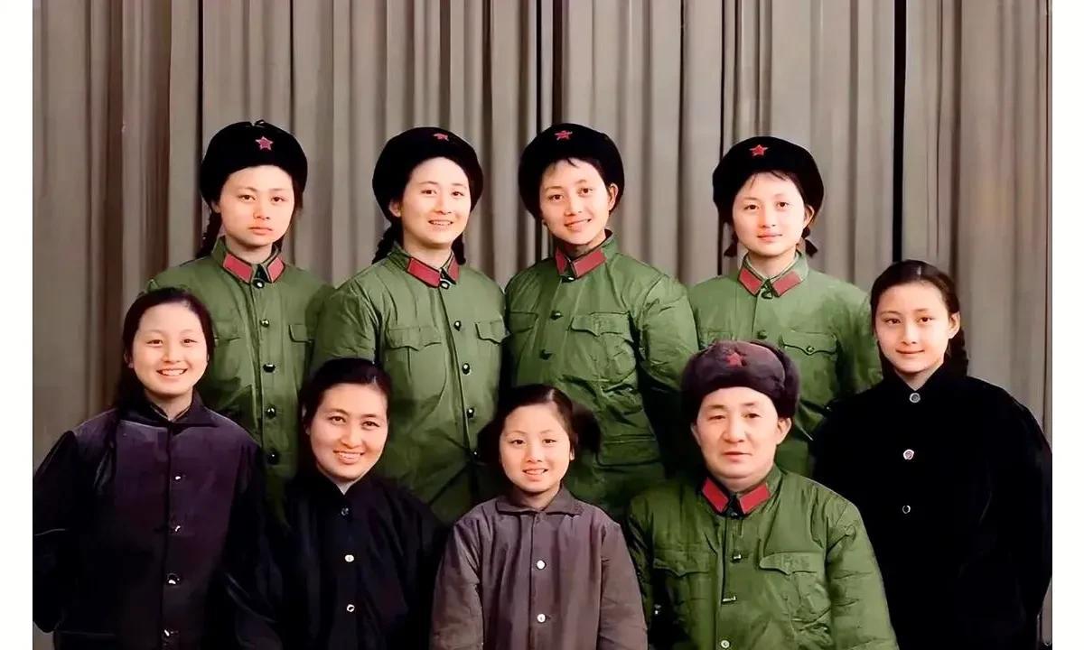 上世纪70年代初，北京，开国少将吴荣正一家人的珍贵合影