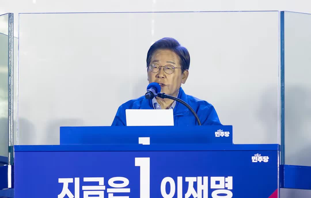 真不容易！李在明已确定当选新一届韩国总统。
李在明出身贫寒，有一个贪赌的爸，家