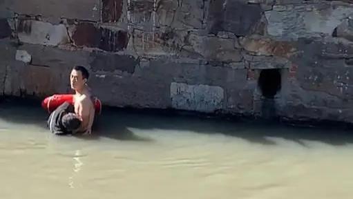 学生落水之后，救人外卖员上了岸接着送单