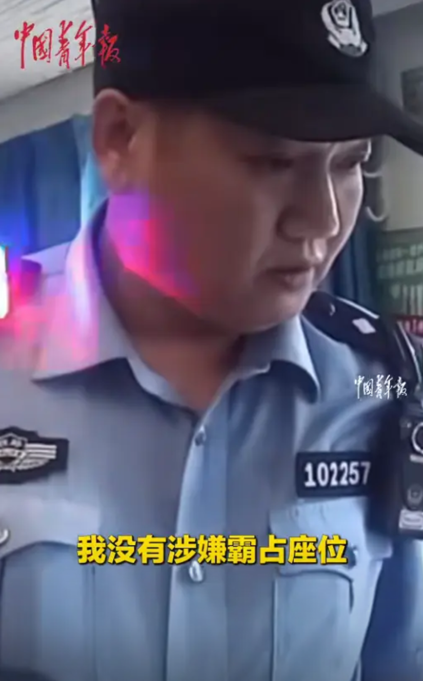 火上人民日报！长途列车上，乘客无奈的站在过道，因为她的座位被一位女乘客霸占了，怎