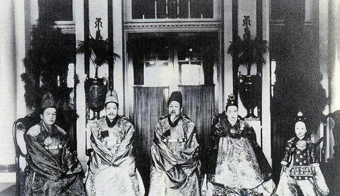 1884年，袁世凯平定朝鲜变乱，住进了朝鲜王宫，做了近12年的“太上皇”。闵妃就