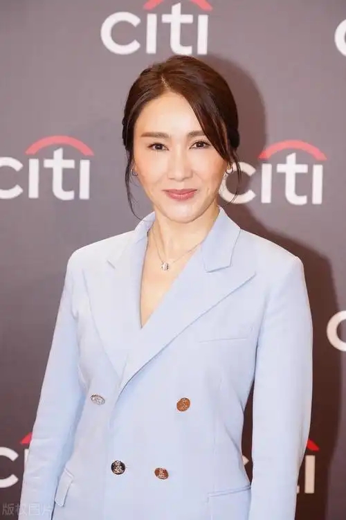2008年，演员黎姿做生意失败，这时候弟弟又出了车祸，急需救命钱！她迫于无奈，找