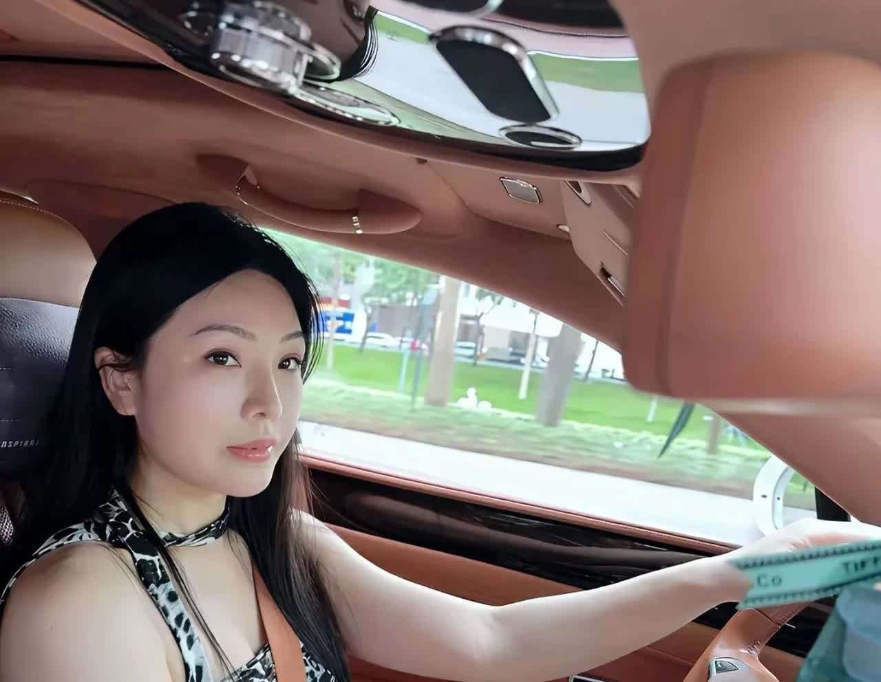 优雅驾驶，时尚穿搭，自信满满！🚗💃👗