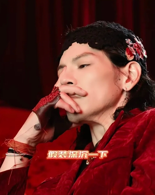 感觉向佐一旦真的打扮起来，比郭碧婷还有“女人味”，“又妖又媚”的。[捂脸]
新年