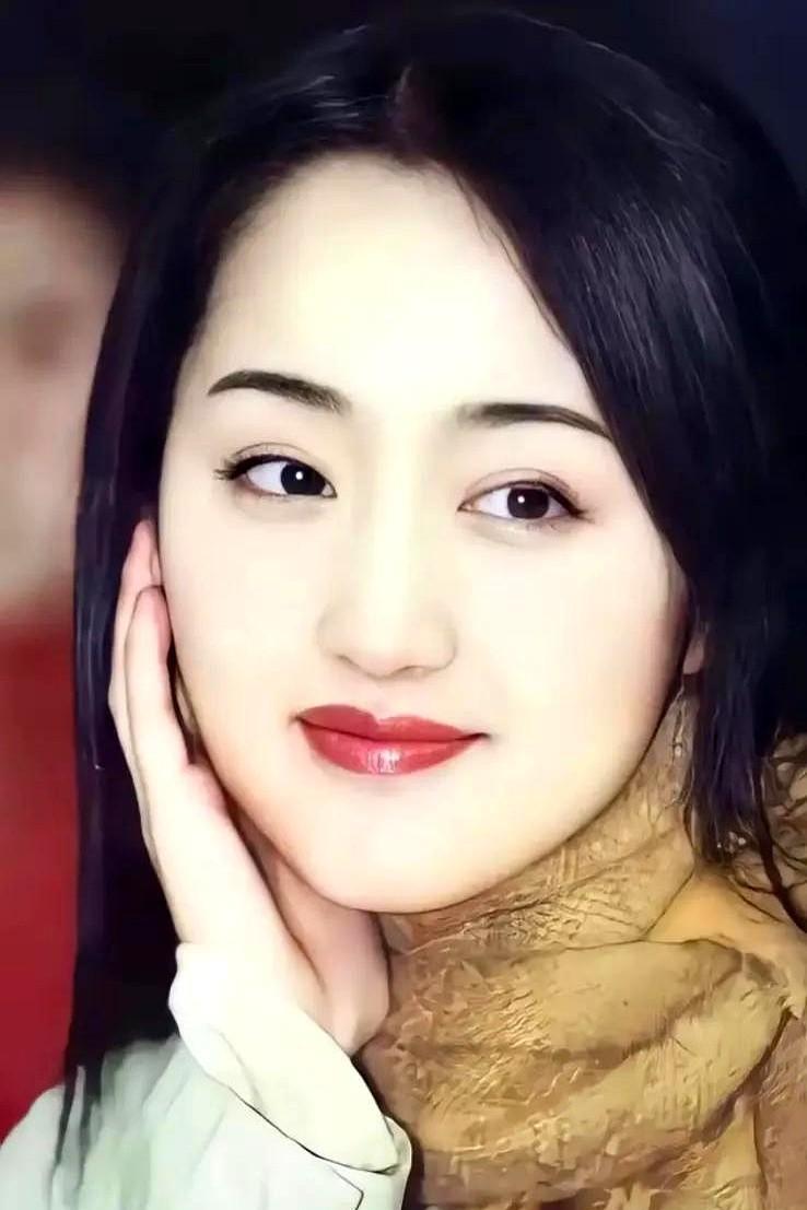 杨钰莹在厦门被富商包养，经常开着红色跑车从厦大门前经过，红楼事件爆发后富商被抓了
