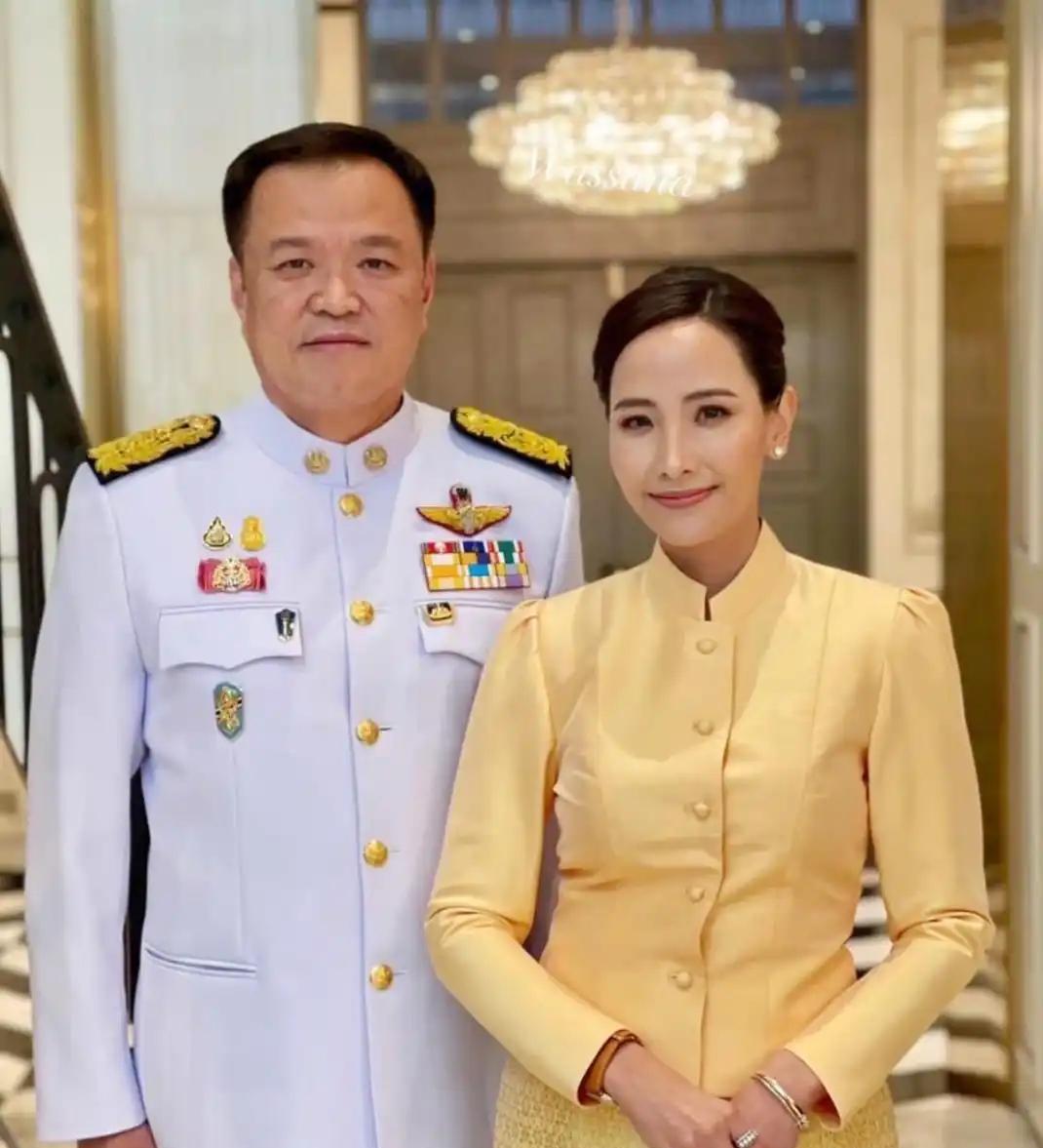 苏帕南与阿努廷的爱情故事，也和平常人一样，阿努廷公务繁忙，经常坐飞机，在等机无聊
