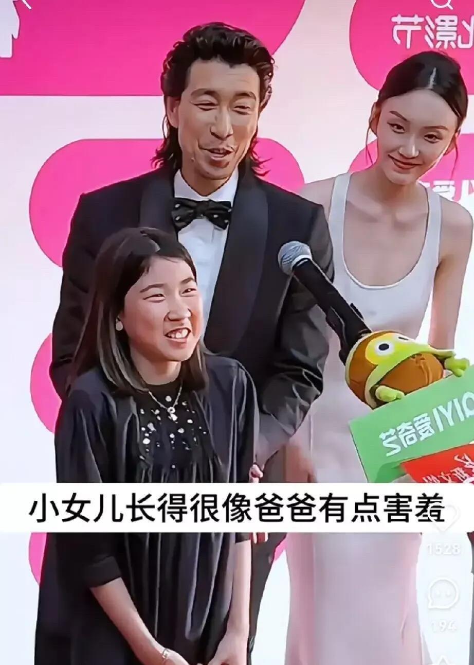 女儿的颜值完全是爸爸的复制粘贴版本，真是应了那句话，不是一家人不进一家门。两父女