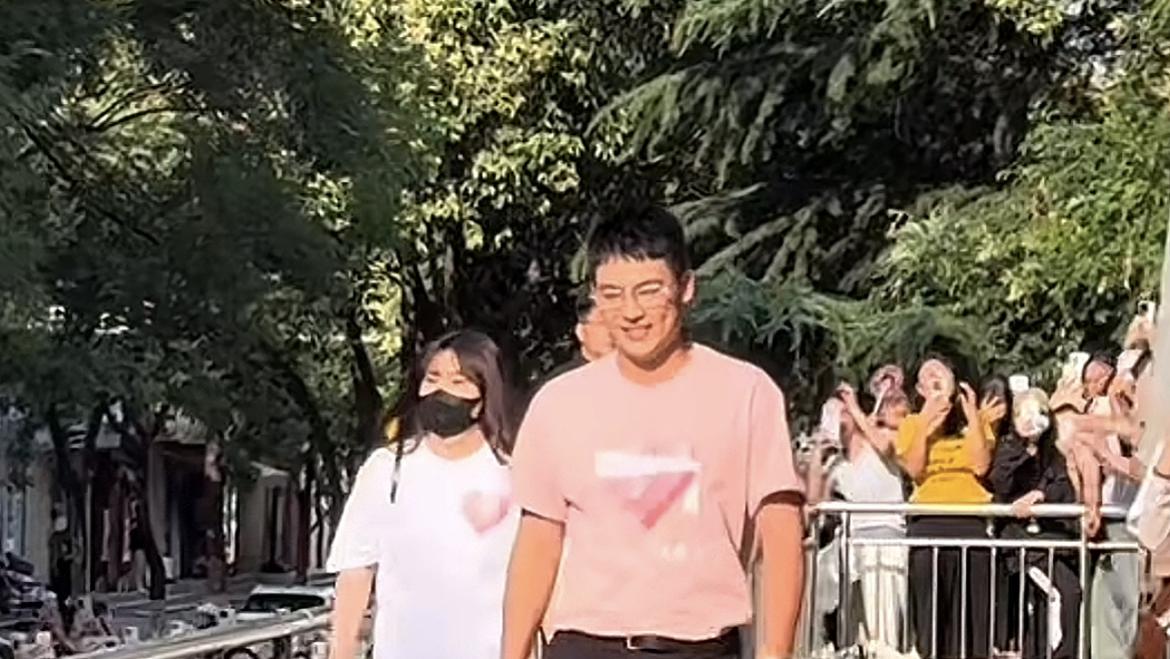 马思纯估计也没想到，分手后的欧豪，竟然从歌手变成了电影咖