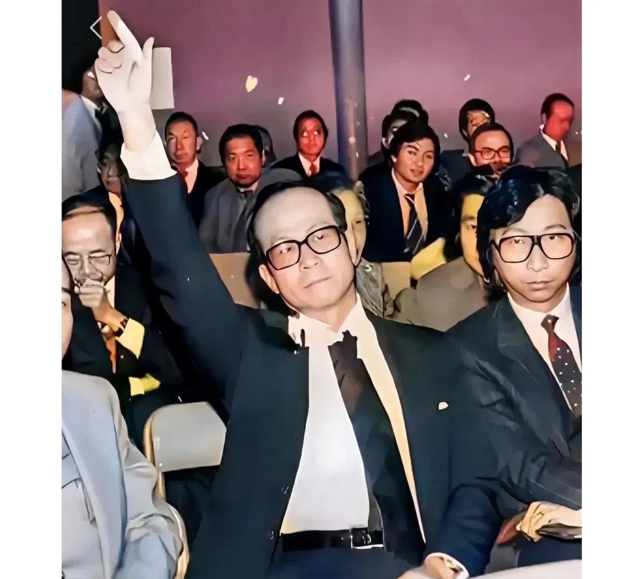 这张照片展现出了李嘉诚1980年在香港竞拍场的情景，那时候李嘉诚52岁，霸气侧漏