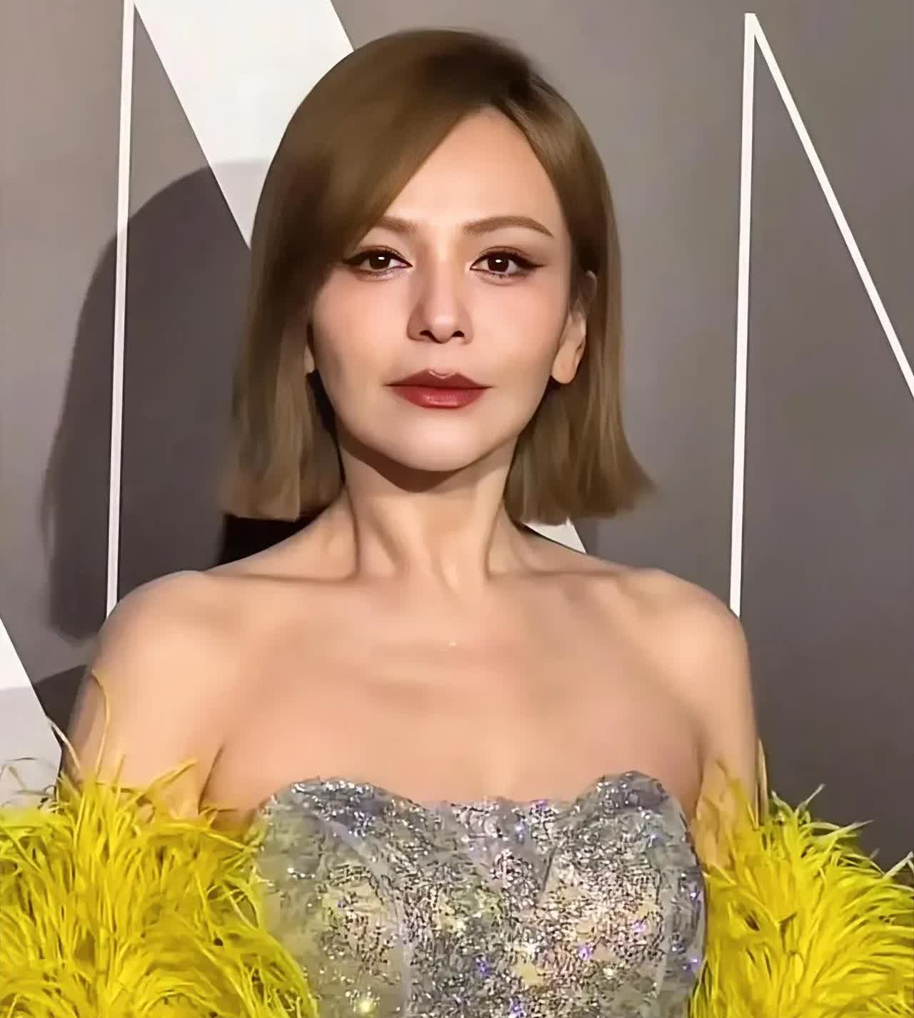 王琳才不让人窒息
真正窒息的是王琳的儿子
他花着王琳赚的钱在国外潇洒，王琳参