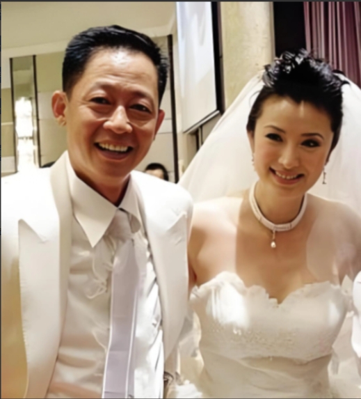 2008年，女富婆陈坚红迷上了王志文，她抛出一个无法拒绝的条件，“我五亿身家，年