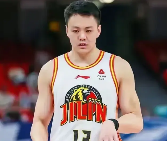 姜宇星加盟辽宁男篮！这消息有点炸裂啊！而且还是顶薪加盟。
前几天赵继伟刚刚顶薪四