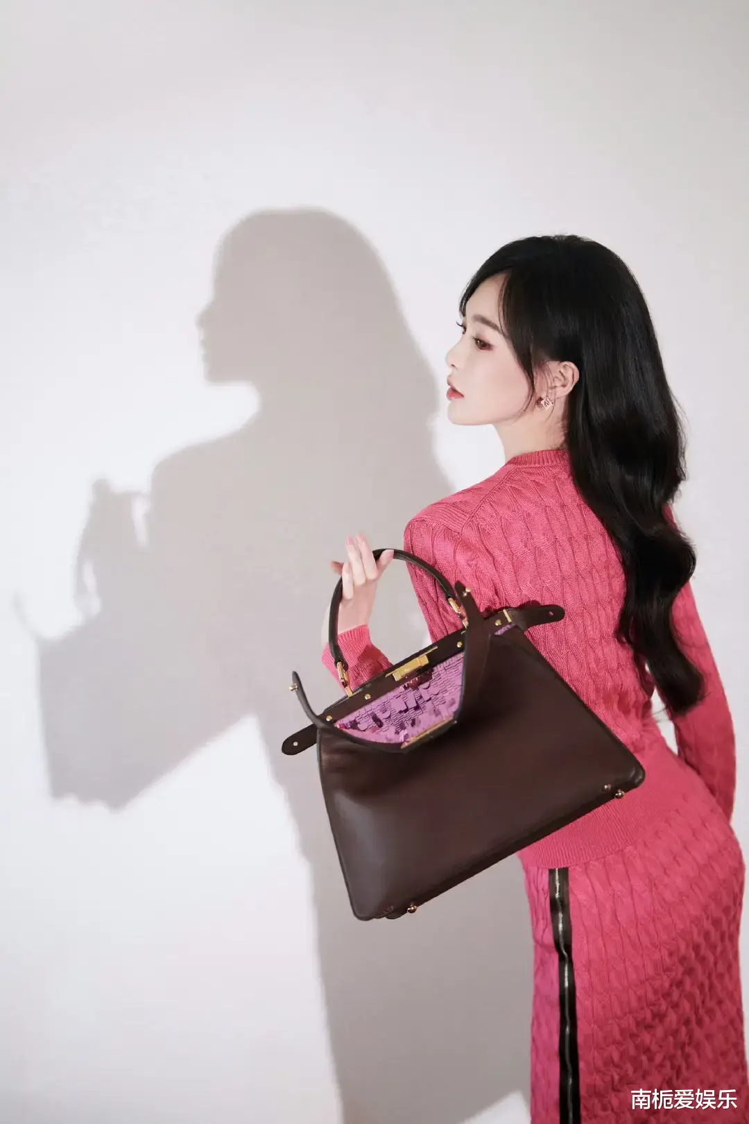 唐嫣一袭玫粉针织裙惊艳亮相FENDI活动，甜美与飒爽完美融合