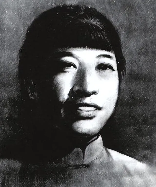 1928年9月19日，一个女人被敌人带到刑场。他们将她衣服扒掉，四肢分开绑在木桩