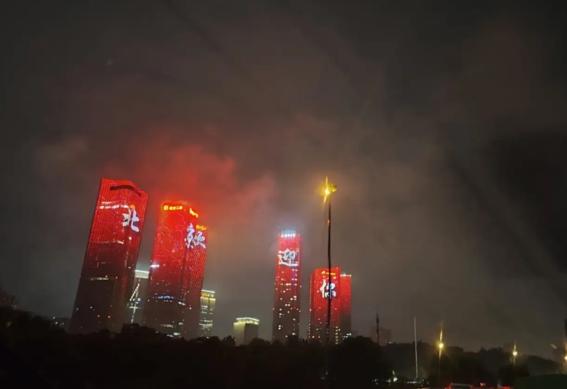 大学扩招还有一个好处就是降低犯罪率。
我们现在的高等教育，基本人均大学文凭，最不