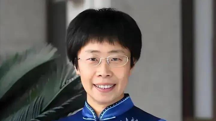 北大才女蒙曼50岁至今未婚，朱迅问她：“你最想嫁给谁？”谁曾想，她脱口而出说的一