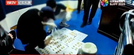 又有外国人往中国运毒被抓！5月22日光明网报道，一名外国毒贩往中国运毒1500多