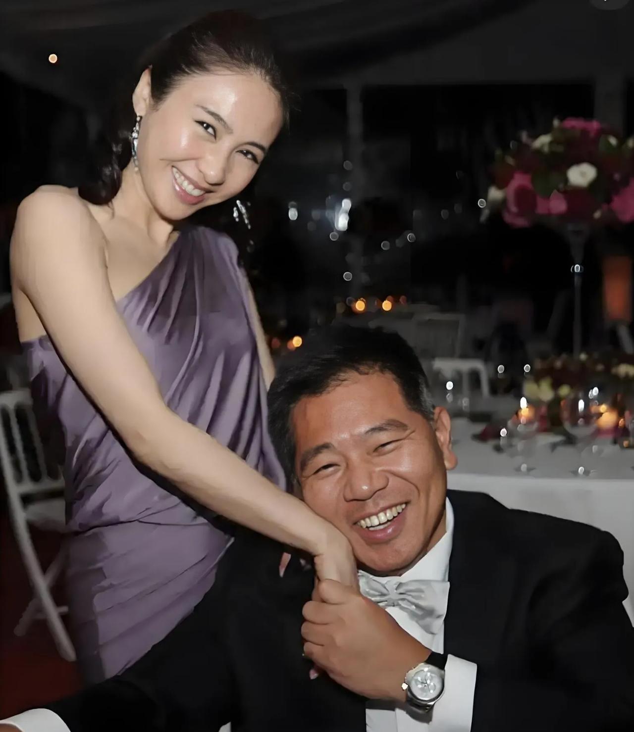 为了弟弟嫁给残疾富豪，除了冠夫姓，还为生儿子改名黎珈而（谐音加儿），如今在社交平