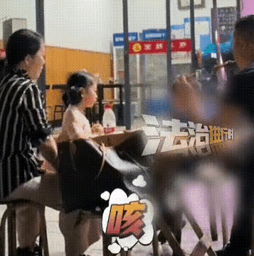 “被抓现行了！”浙江，王女士（化姓）深夜回家的路上，路过烧烤摊，正巧看到了自己公