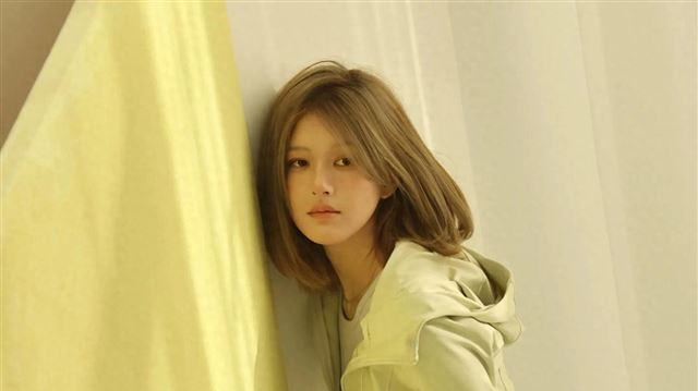 赵露思斐乐大片，身穿绿色套装，运动健康，勇敢和过去翻篇