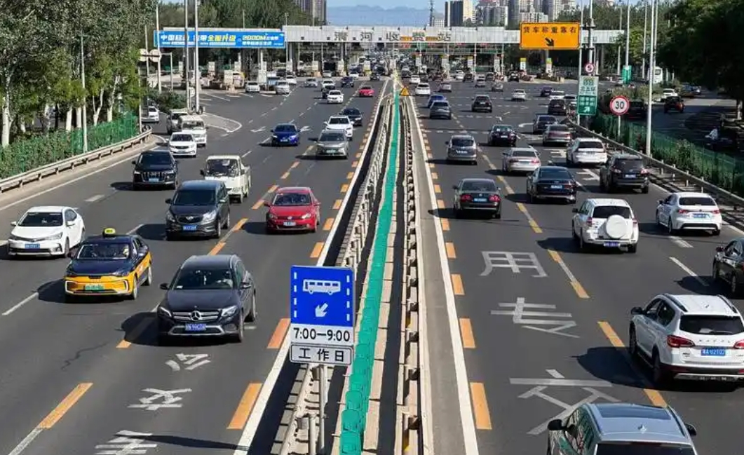 提议高速公路免费5000km的人，就是纯粹的认知不行。
高速公路免费5000km