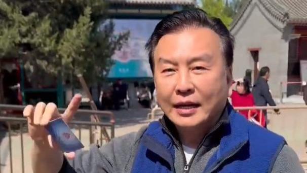 60岁著名主持人张泽群回应，被央视开除是传闻，发文怒斥网友污蔑