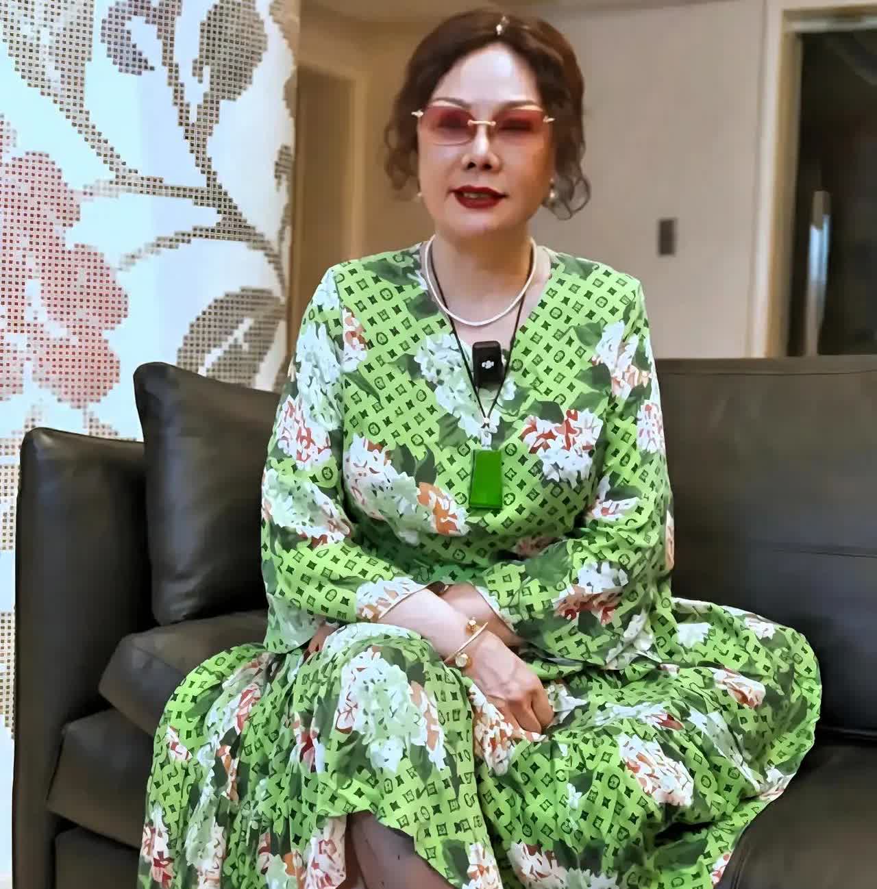 杨议的妻子梦真
才是藏在热闹里的明白人。
 
老爷子在世时，全家的光环都围