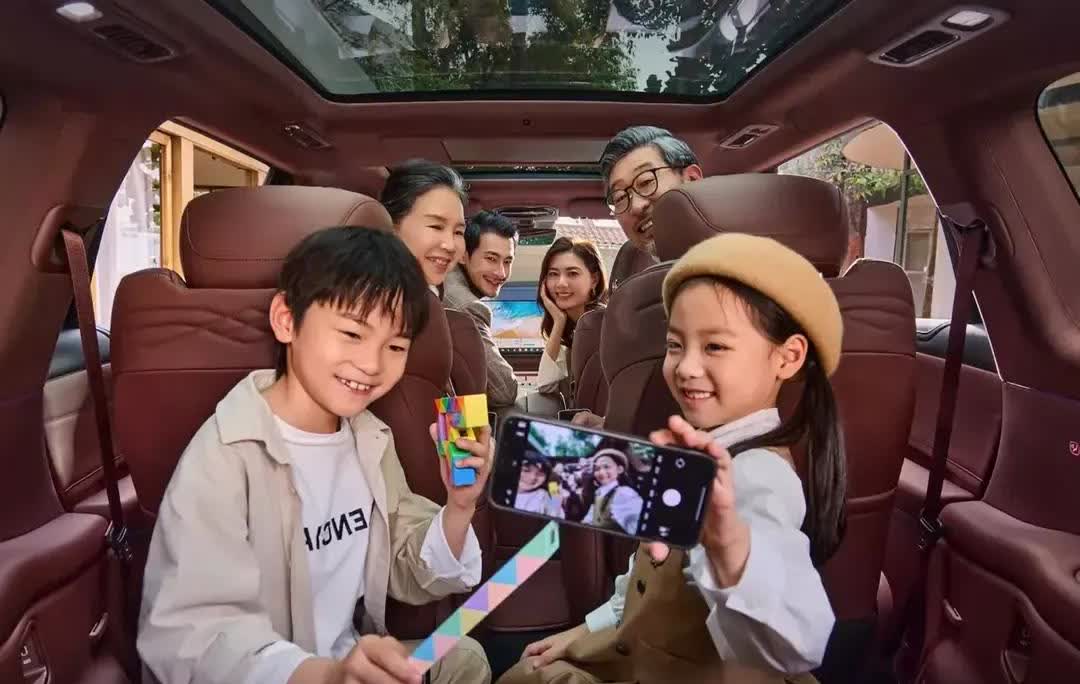 韩庚卢靖姗夫妇官宣怀二胎，难怪卢靖姗在《妻子的浪漫旅行》节目中身体有时不舒服，原