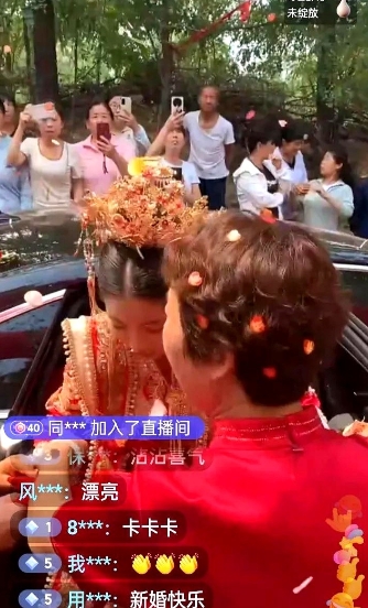 鹏鹏弟弟给表演变脸，新媳妇换衣裳半天出不来，二岗上台给表演，他们家和聪聪家还是有