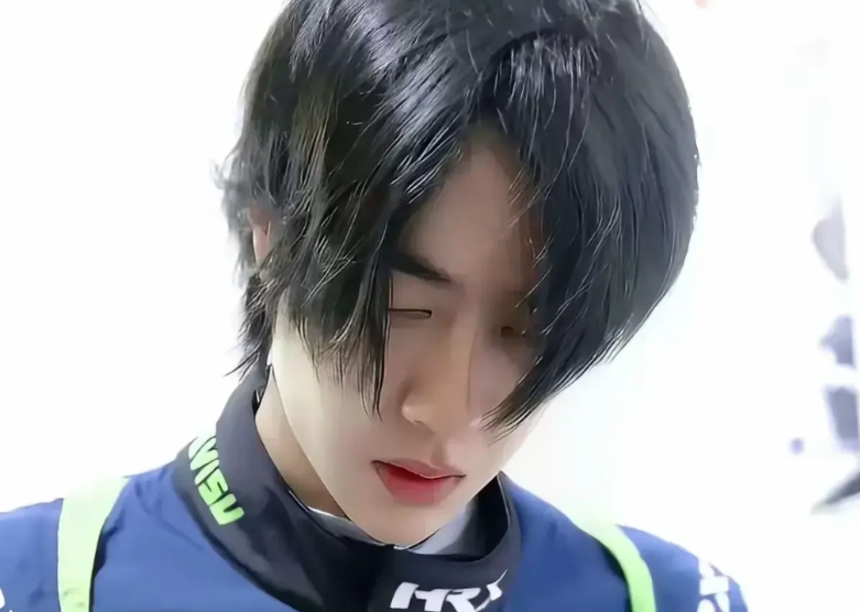 现在全网最头疼的人恐怕就是王一博的爸妈了吧。

王一博小的时候吃了那么多苦，又去