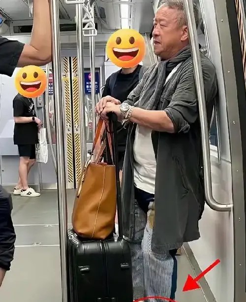 明星坐地铁，这应该只有香港才会遇到吧！