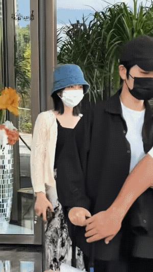 这是没见过的韵宝哦！要出发去哪里呢？
松韵身上的松弛感似乎是与生俱来的，看着好舒