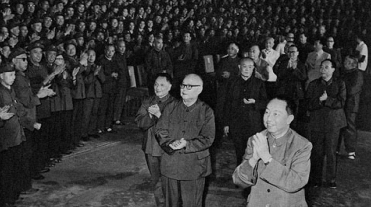 1977年8月4日华老接见出席全国农田基本建设会议等专业会议的代表人员。
华老、