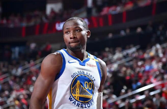 库明加预计将在对阵国王的比赛中复出！ESPN记者报道，金州勇士前锋库明加预计将在